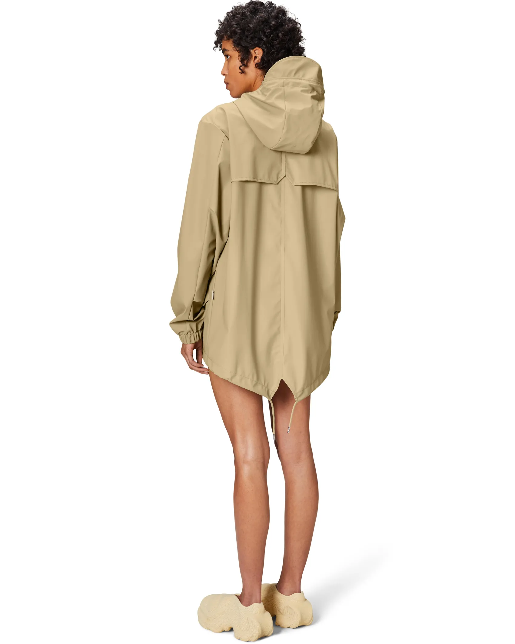 Fishtail Jacket color sabbia con cappuccio e tasche laterali con patta