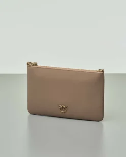 Flat Love bag in pelle liscia color cammello con tracolla removibile e logo dorato applicato