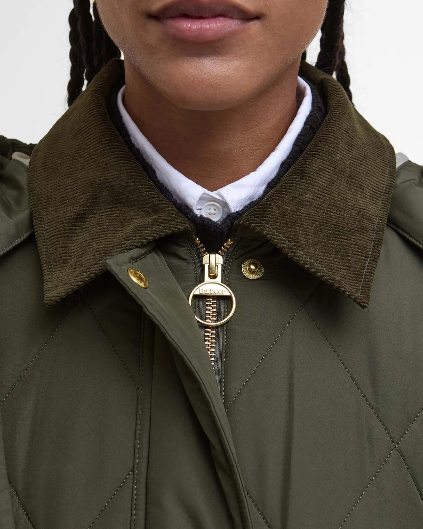 Giacca Barbour trapuntata Meredith Verde oliva con colletto in velluto a costine tono su tono e cappuccio rimovibile