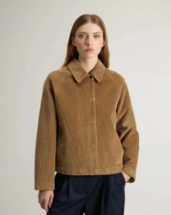 Giacca color cammello Woolrich in velluto a costine di cotone con colletto a camicia