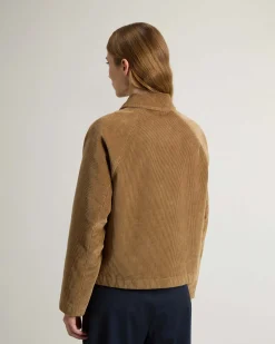Giacca color cammello Woolrich in velluto a costine di cotone con colletto a camicia