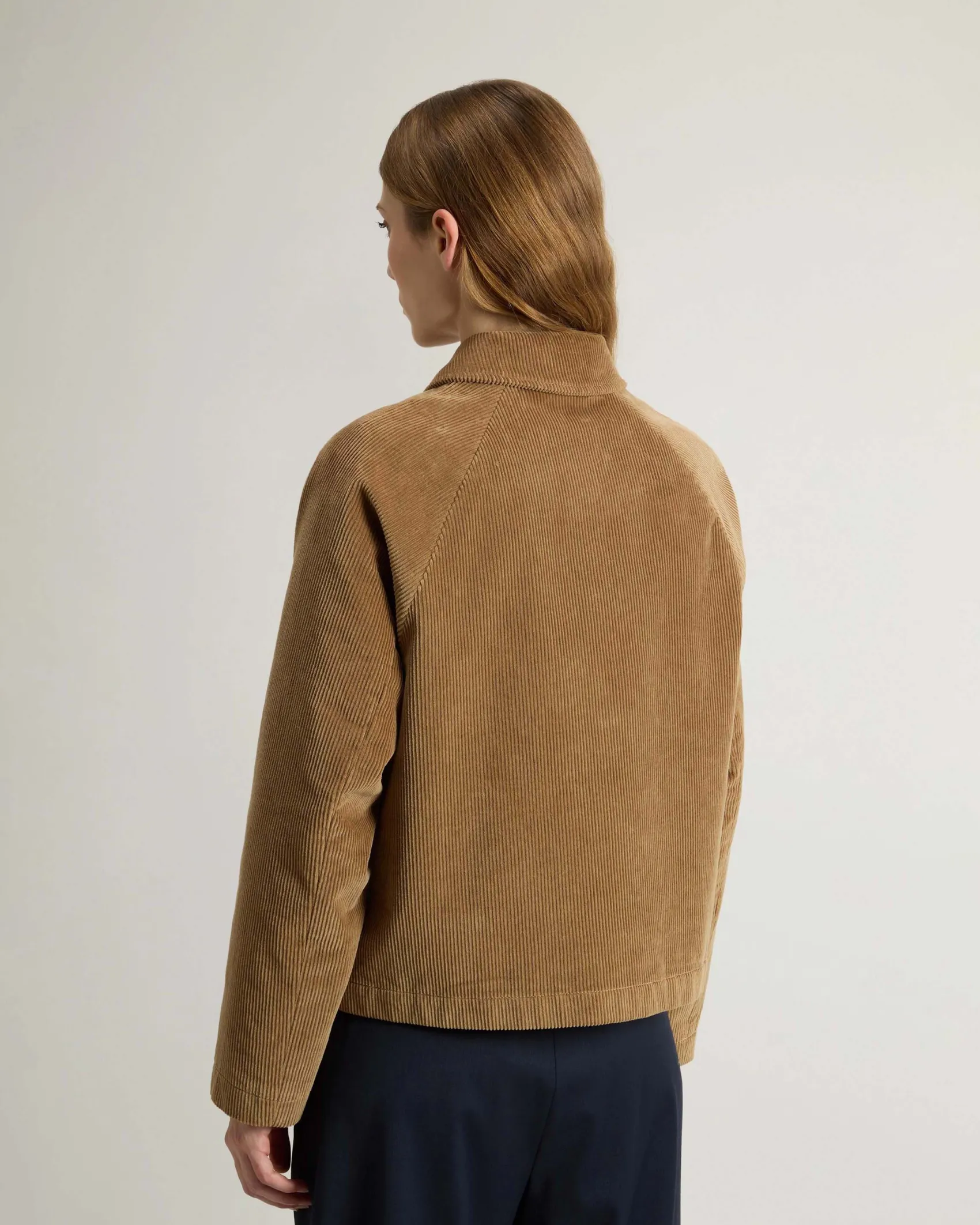 Giacca color cammello Woolrich in velluto a costine di cotone con colletto a camicia