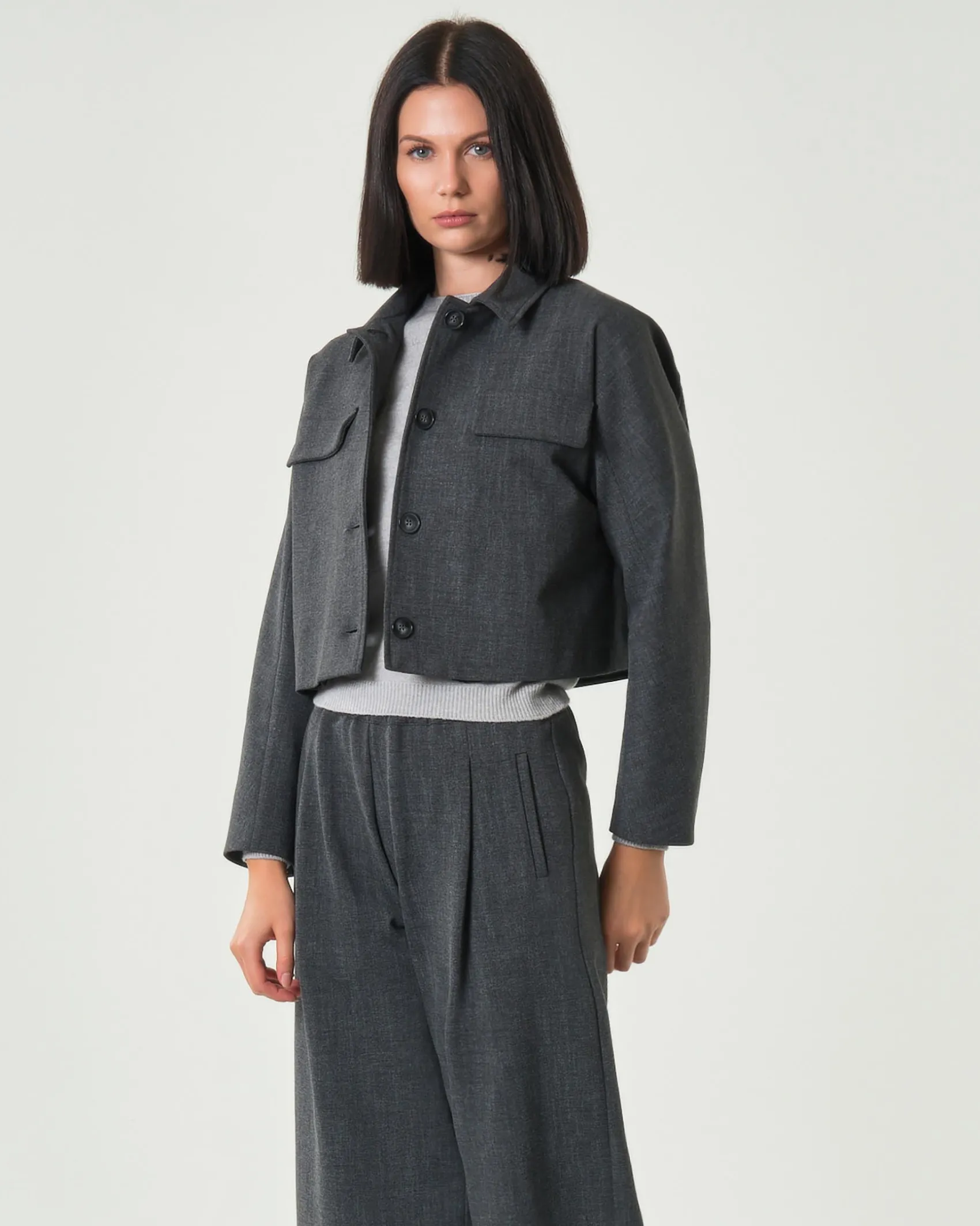 Giacca Hlo! grigio antracite cropped con colletto a camicia e taschini con patta