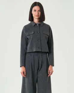 Giacca Hlo! grigio antracite cropped con colletto a camicia e taschini con patta