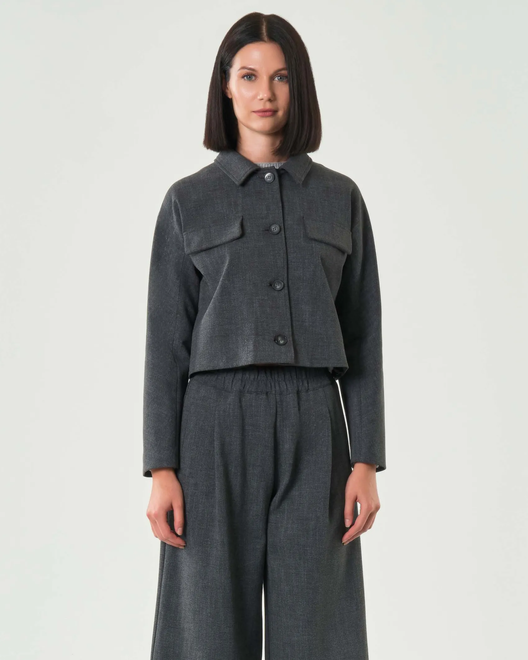 Giacca Hlo! grigio antracite cropped con colletto a camicia e taschini con patta