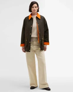 Giacca Modern Beadnell Barbour verde oliva in cotone cerato Thornproof con colletto e fodera arancioni