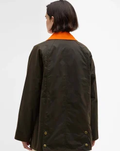 Giacca Modern Beadnell Barbour verde oliva in cotone cerato Thornproof con colletto e fodera arancioni