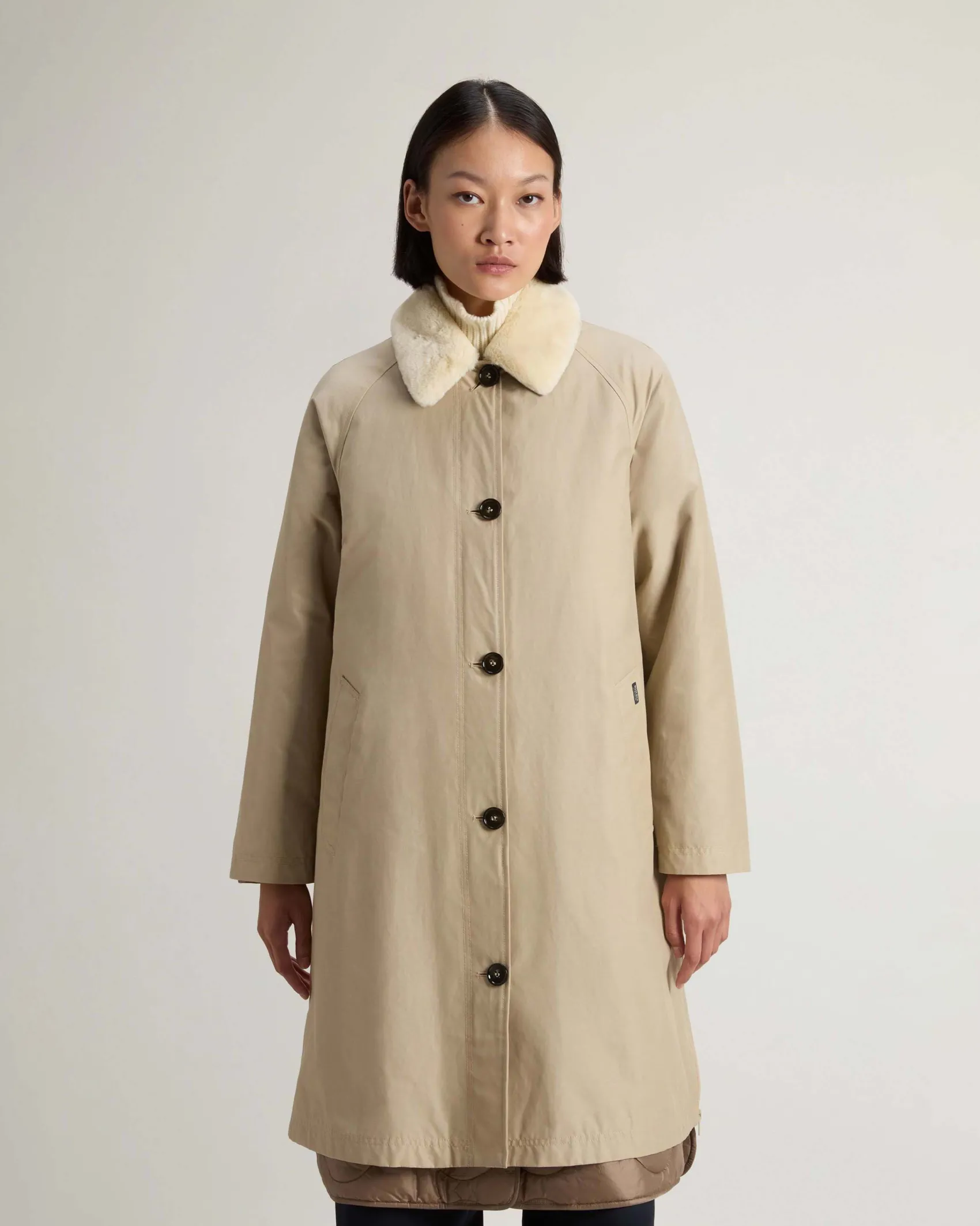 Giaccone color sabbia Woolrich 2 in 1 costituito da due strati sovrapponibili con colletto in ecopelliccia bianca