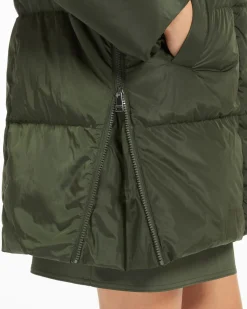 Giaccone imbottito verde militare in piuma d'oca in taffetà antigoccia con cappuccio e aperture a cerniera lungo i fianchi