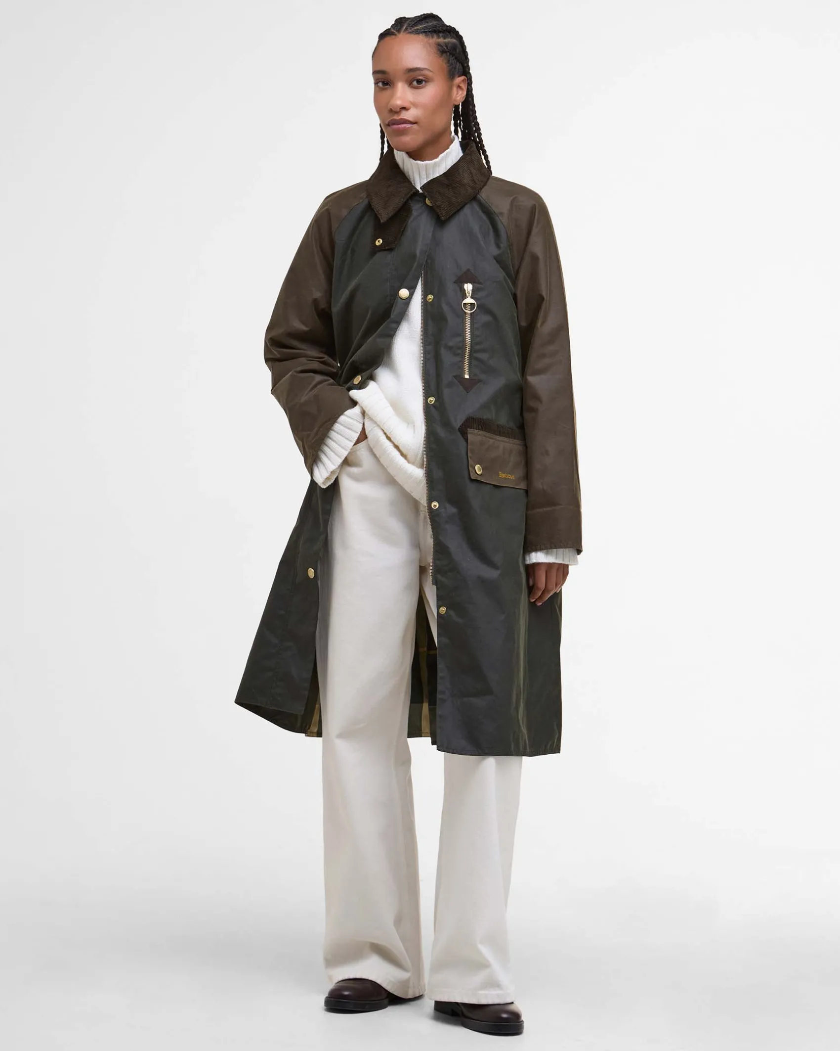 Giaccone lungo Barbour Evette in cotone cerato verde oliva motivo patchwork con colletto in velluto a costin