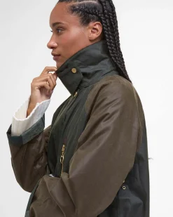 Giaccone lungo Barbour Evette in cotone cerato verde oliva motivo patchwork con colletto in velluto a costin