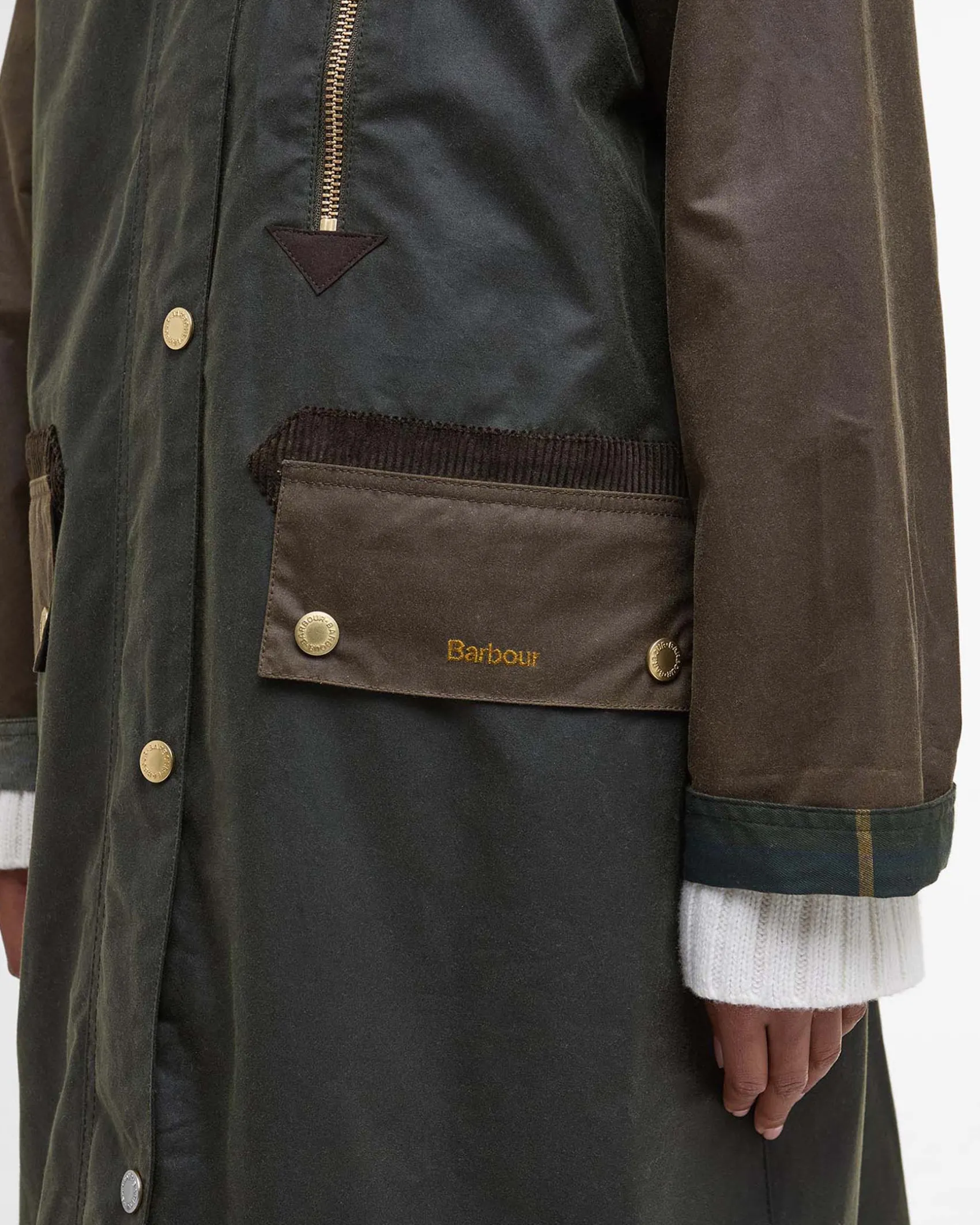 Giaccone lungo Barbour Evette in cotone cerato verde oliva motivo patchwork con colletto in velluto a costin