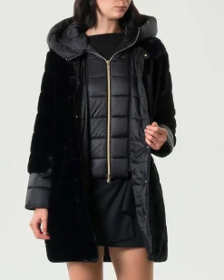 Giaccone nero Emme Marella in ecopelliccia liscia con pettorina e cappuccio in nylon trapuntato