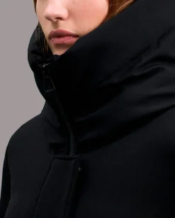 Giaccone nero in twill di nylon stretch opaco con collo alto e cappuccio imbottito in piuma