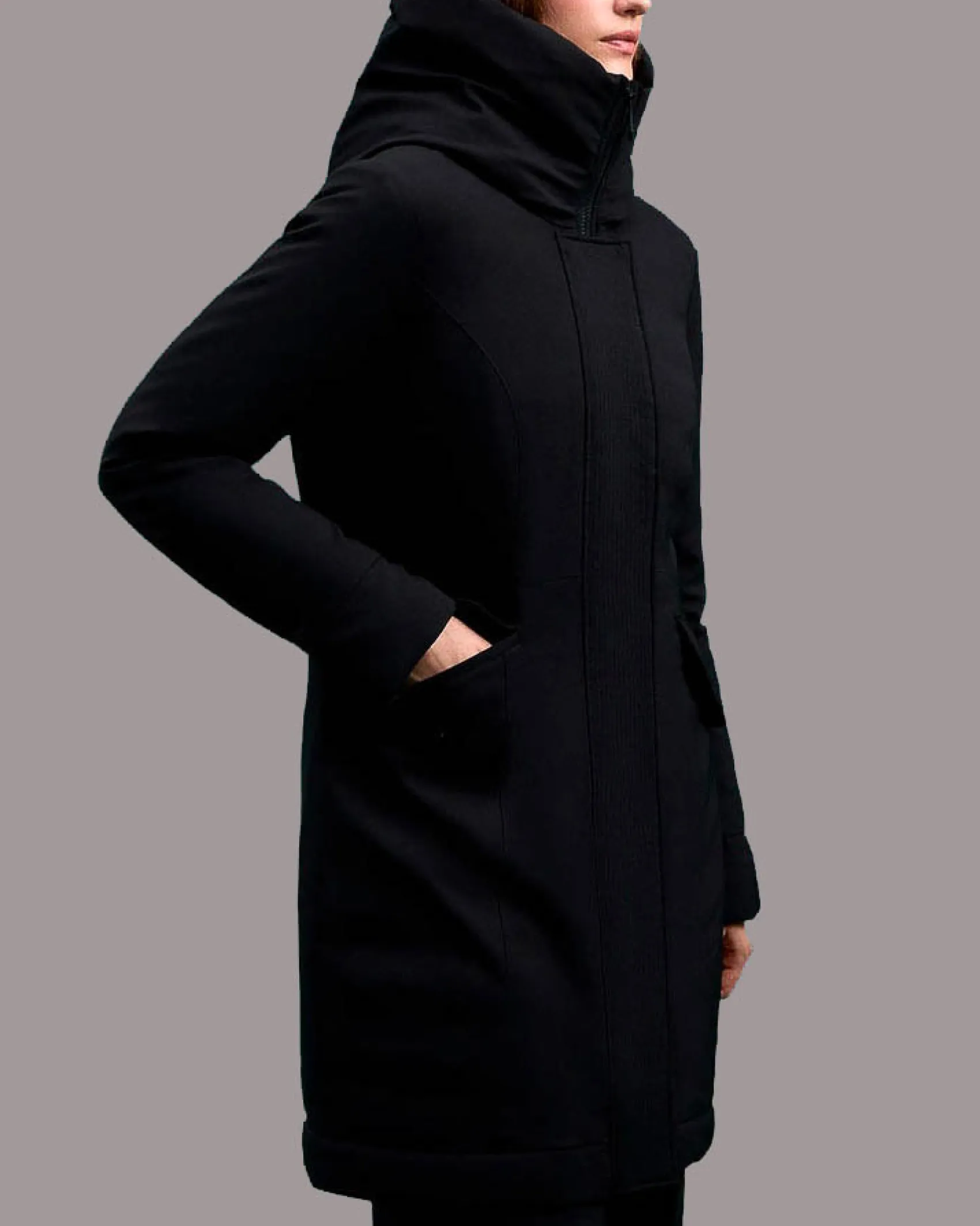 Giaccone nero in twill di nylon stretch opaco con collo alto e cappuccio imbottito in piuma