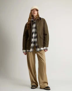 Giacone verde militare Woolrich in Ramar Cloth con colletto blu in velluto