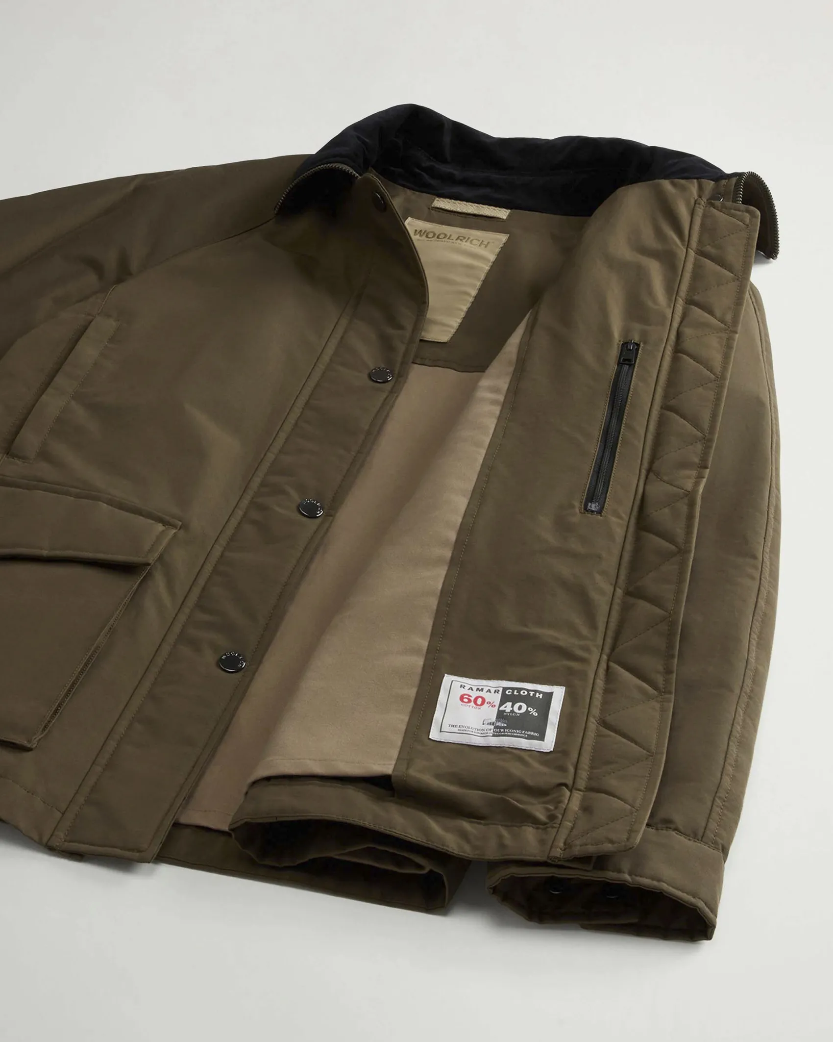 Giacone verde militare Woolrich in Ramar Cloth con colletto blu in velluto