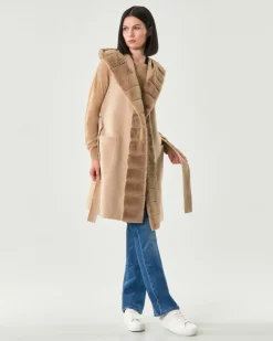 Gilet beige in panno double Emme Marella con cappuccio e profili in ecopelliccia tono su tono