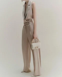Gilet corto in raso Marella color sabbia con chiusura a portafoglio con cinturina sul fianco