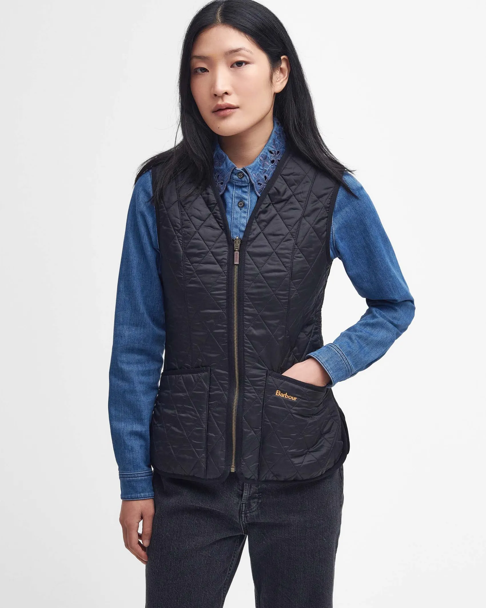 Gilet nero Barbour Flecce trapuntato dalla linea sfiancata con scollo a V e chiusura a cerniera
