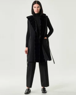 Gilet nero in panno double Emme Marella con cappuccio e profili in ecopelliccia tono su tono