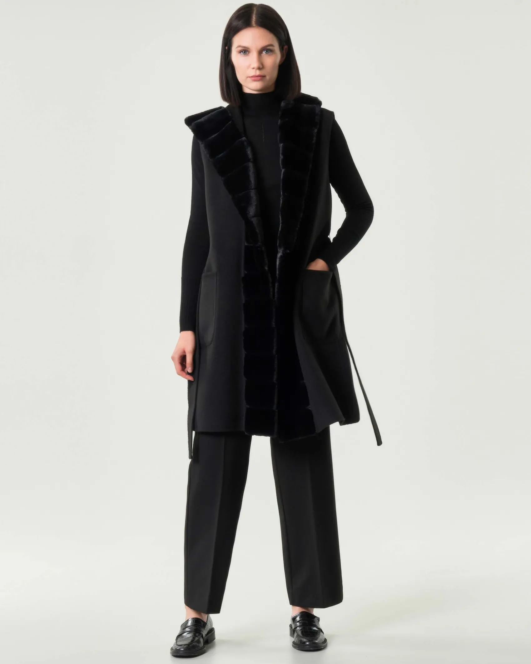 Gilet nero in panno double Emme Marella con cappuccio e profili in ecopelliccia tono su tono