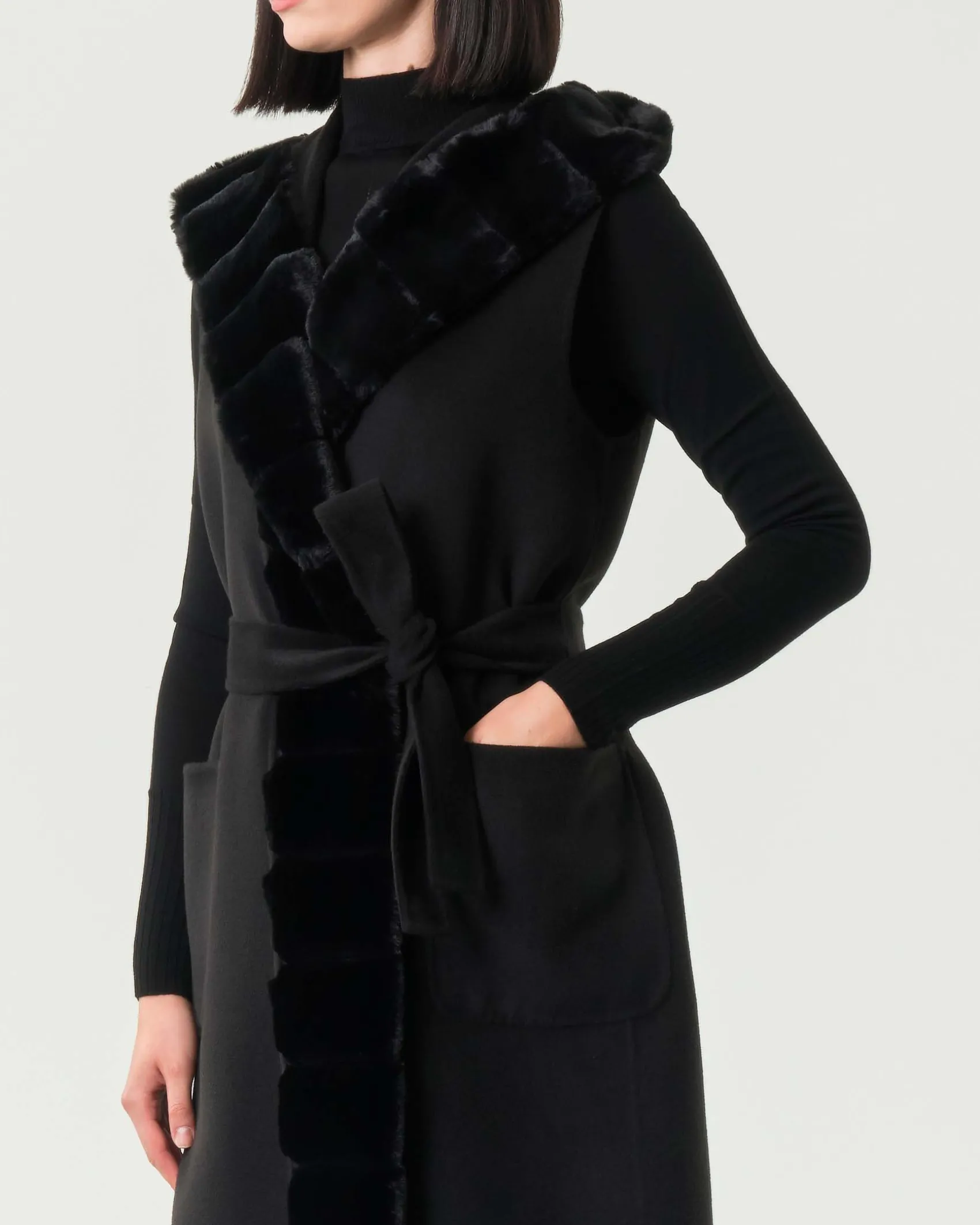 Gilet nero in panno double Emme Marella con cappuccio e profili in ecopelliccia tono su tono