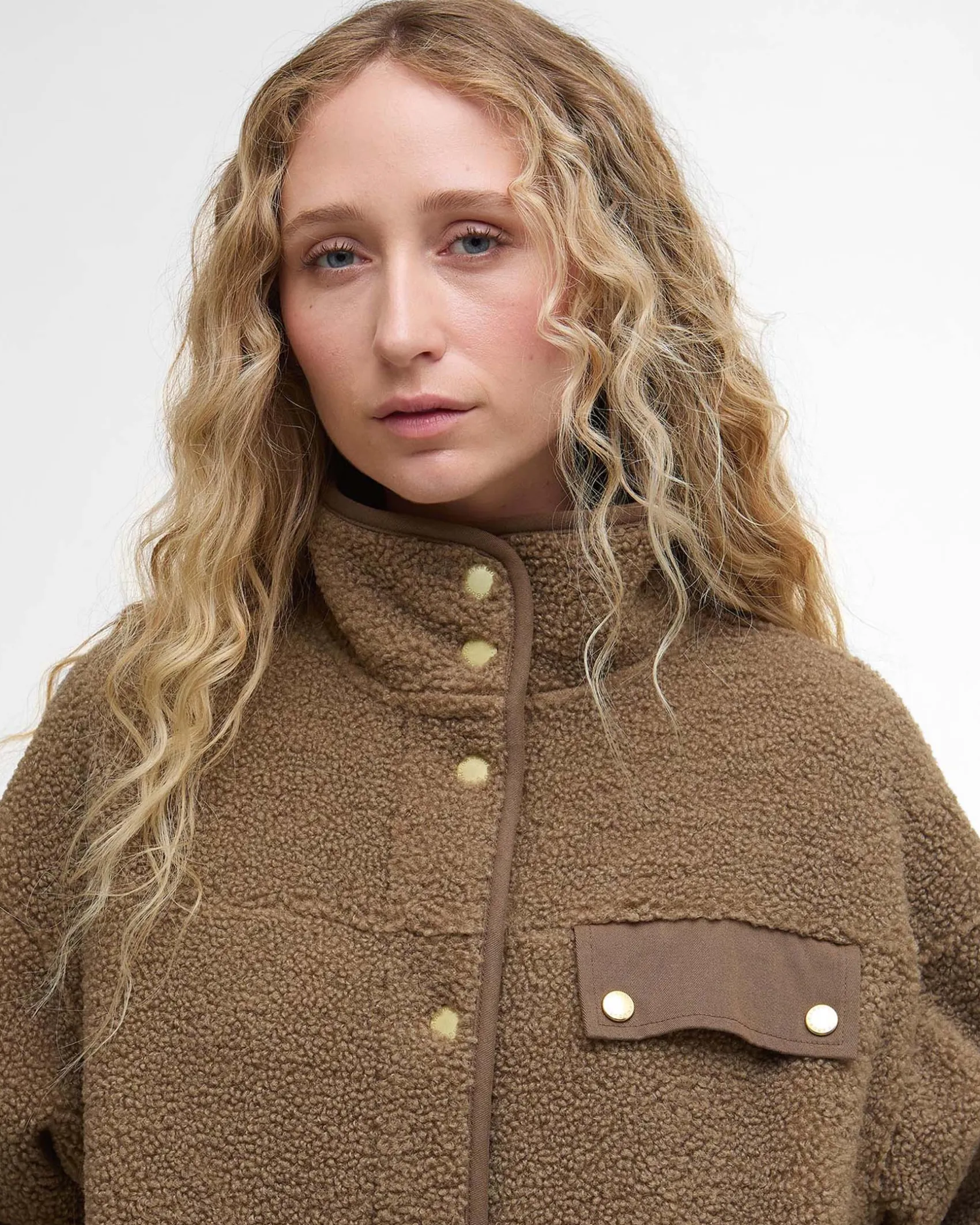 Giubbino Barbour Mabell color cammello in tessuto teddy con colletto in piedi e taschino sul petto