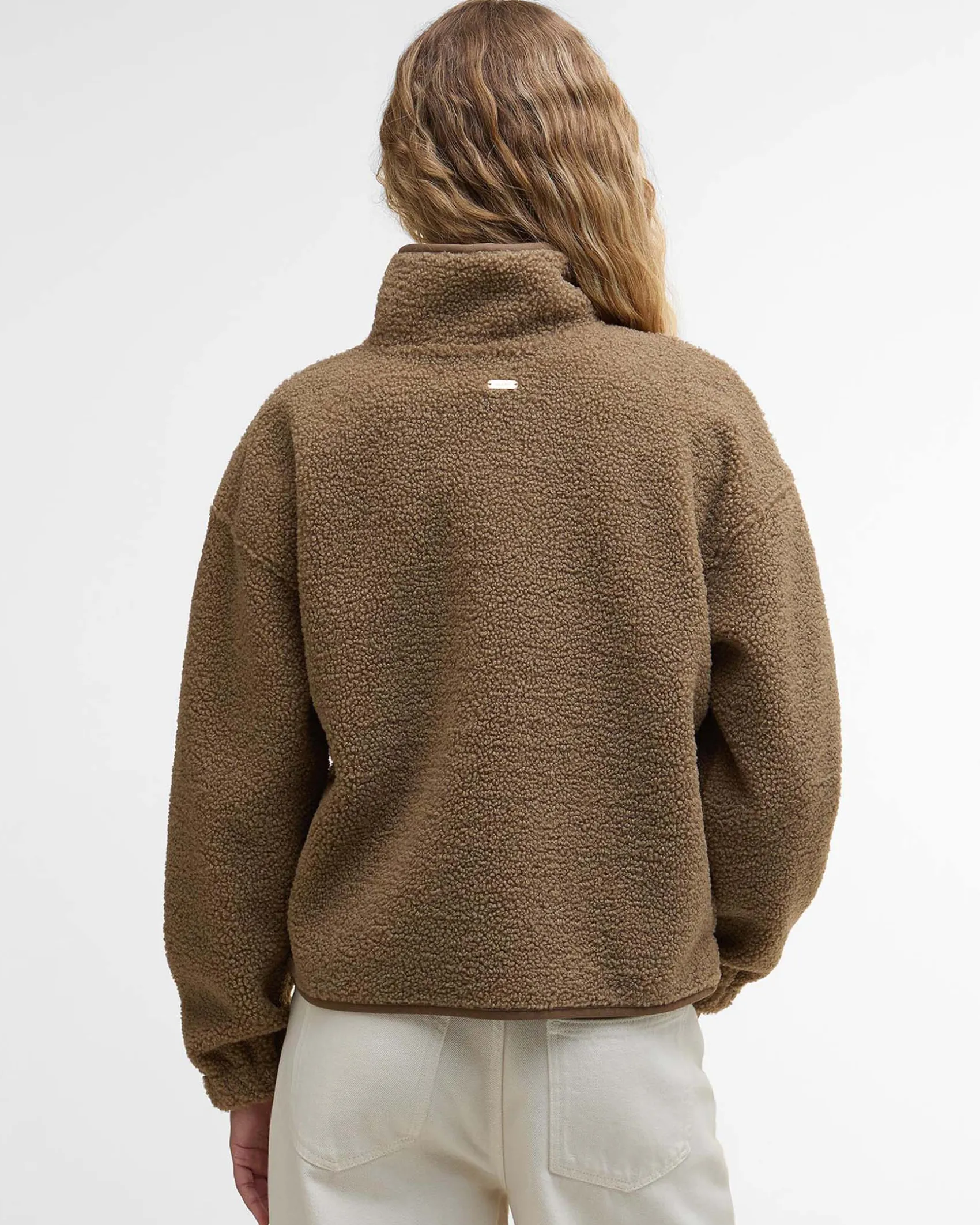 Giubbino Barbour Mabell color cammello in tessuto teddy con colletto in piedi e taschino sul petto