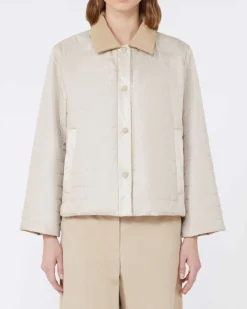 Giubbino beige imbottito reversibile nel color sabbia Weekend Max Mara con colletto a camicia