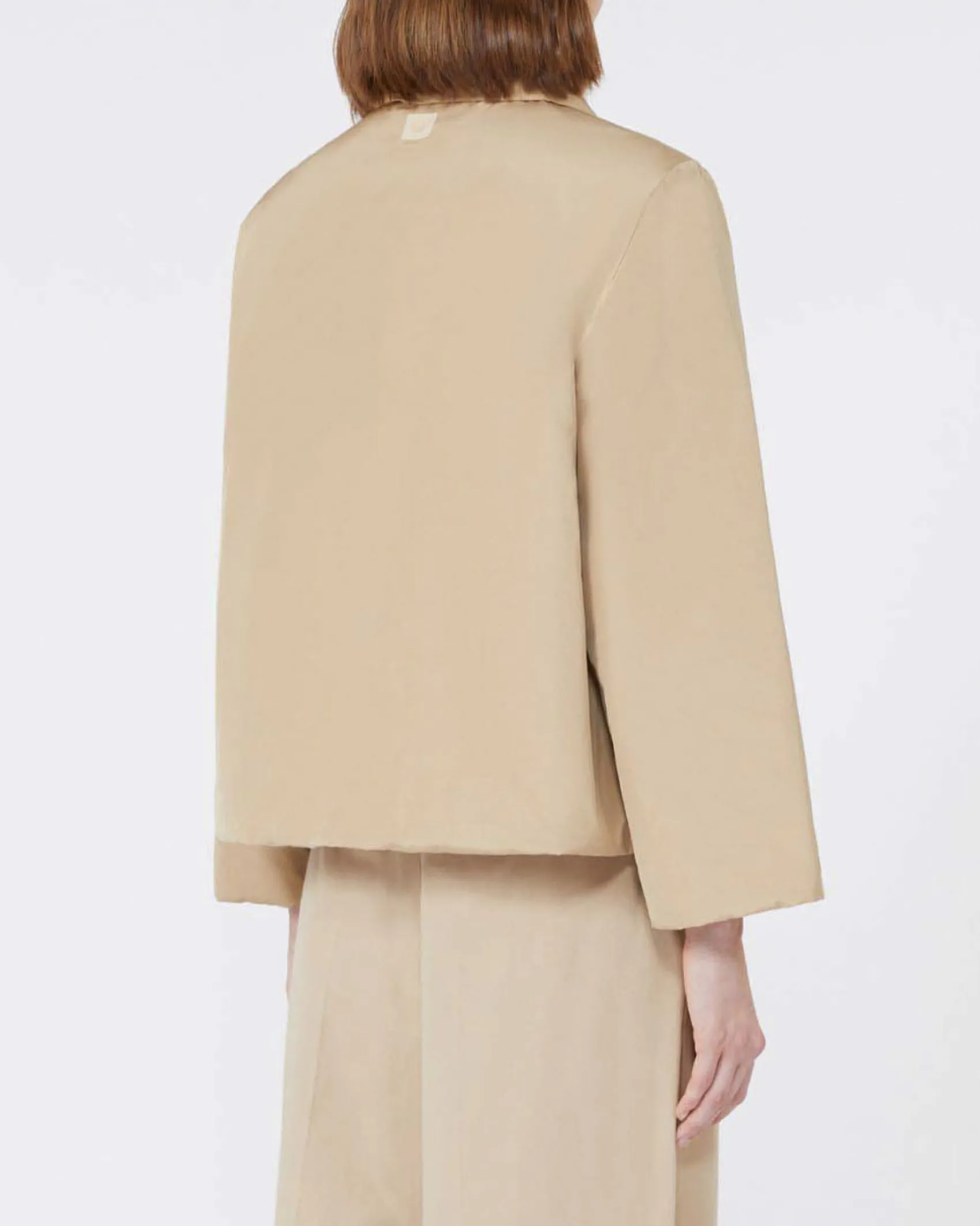 Giubbino beige imbottito reversibile nel color sabbia Weekend Max Mara con colletto a camicia
