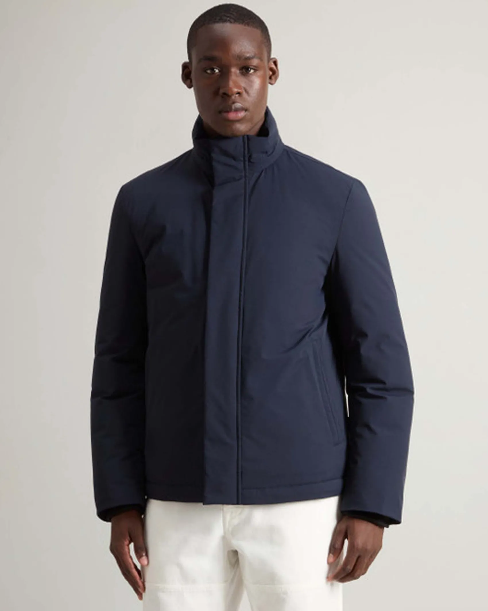 Giubbino blu Woolrich in tessuto stretch imbottito in piuma con cappuccio staccabile