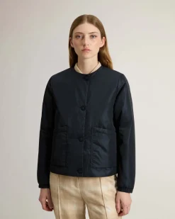 Giubbino blu Woolrich in nylon idrorepellente imbottito in PrimaLoft®con scollo tondo e tasche laterali applicate
