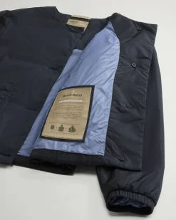 Giubbino blu Woolrich in nylon idrorepellente imbottito in PrimaLoft®con scollo tondo e tasche laterali applicate