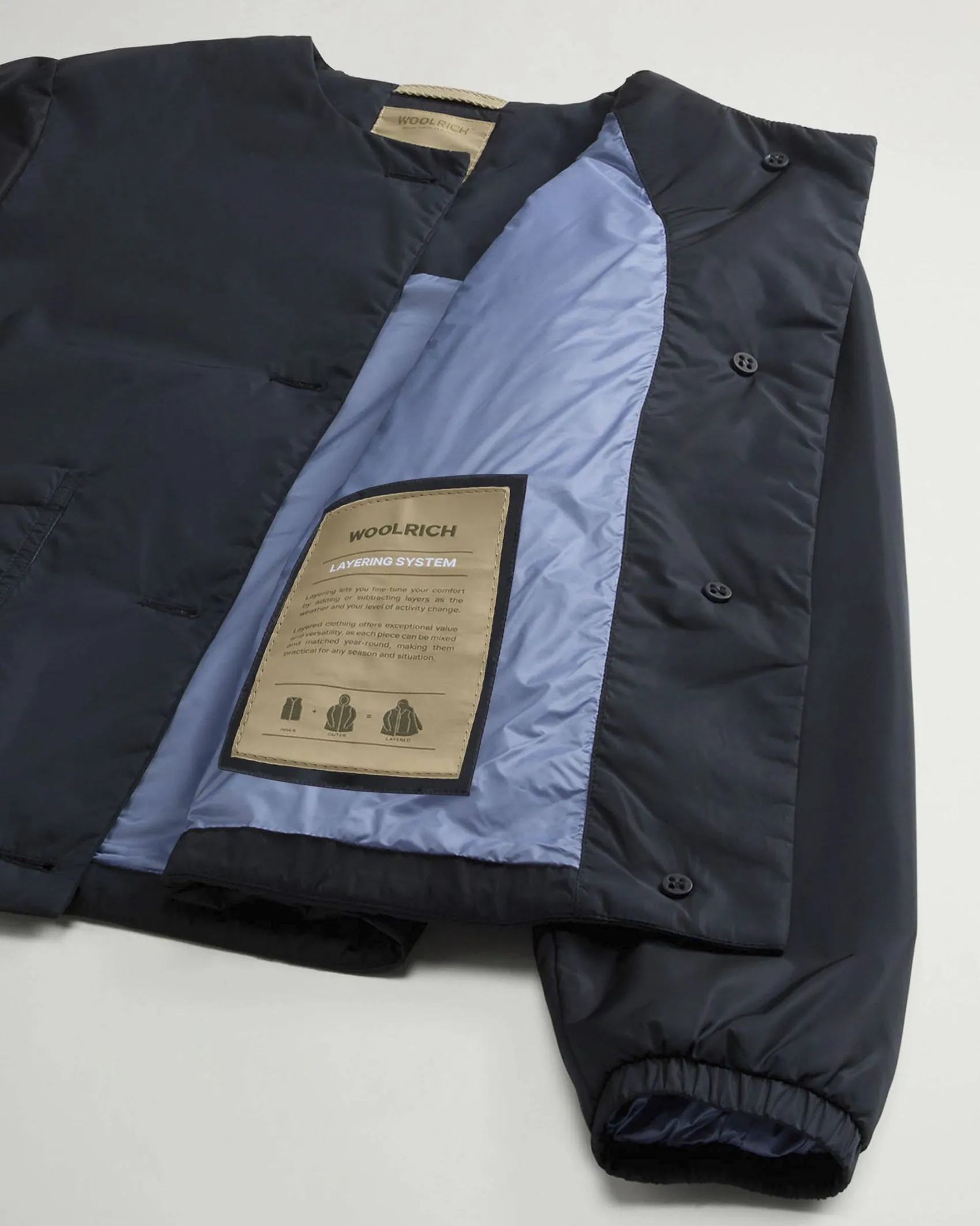 Giubbino blu Woolrich in nylon idrorepellente imbottito in PrimaLoft®con scollo tondo e tasche laterali applicate