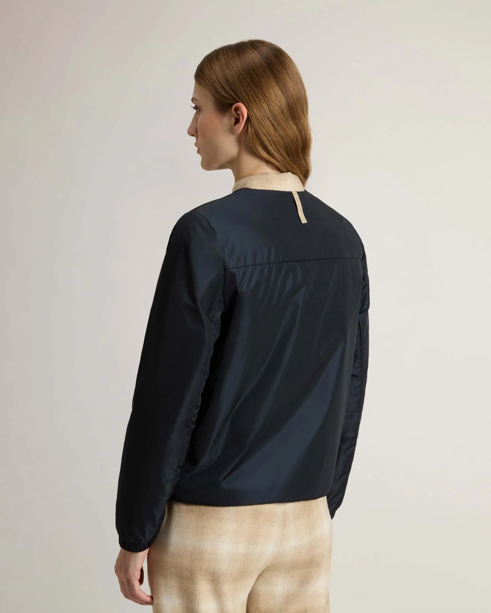 Giubbino blu Woolrich in nylon idrorepellente imbottito in PrimaLoft®con scollo tondo e tasche laterali applicate