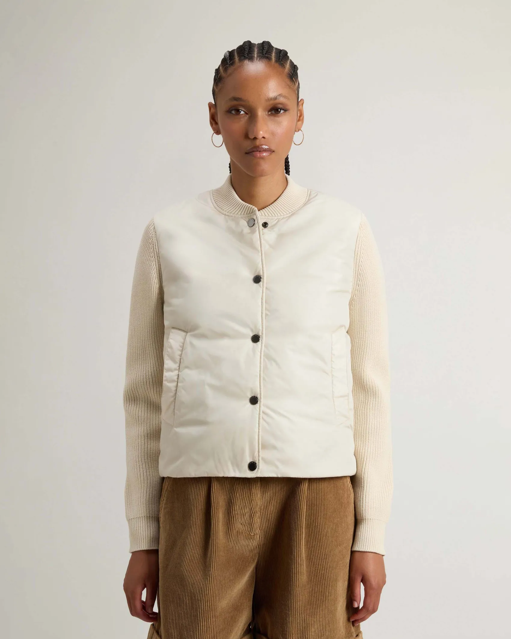 Giubbino color latte Woolrich cin nylon imbottito idrorepellente con maniche in maglia di misto viscosa a coste