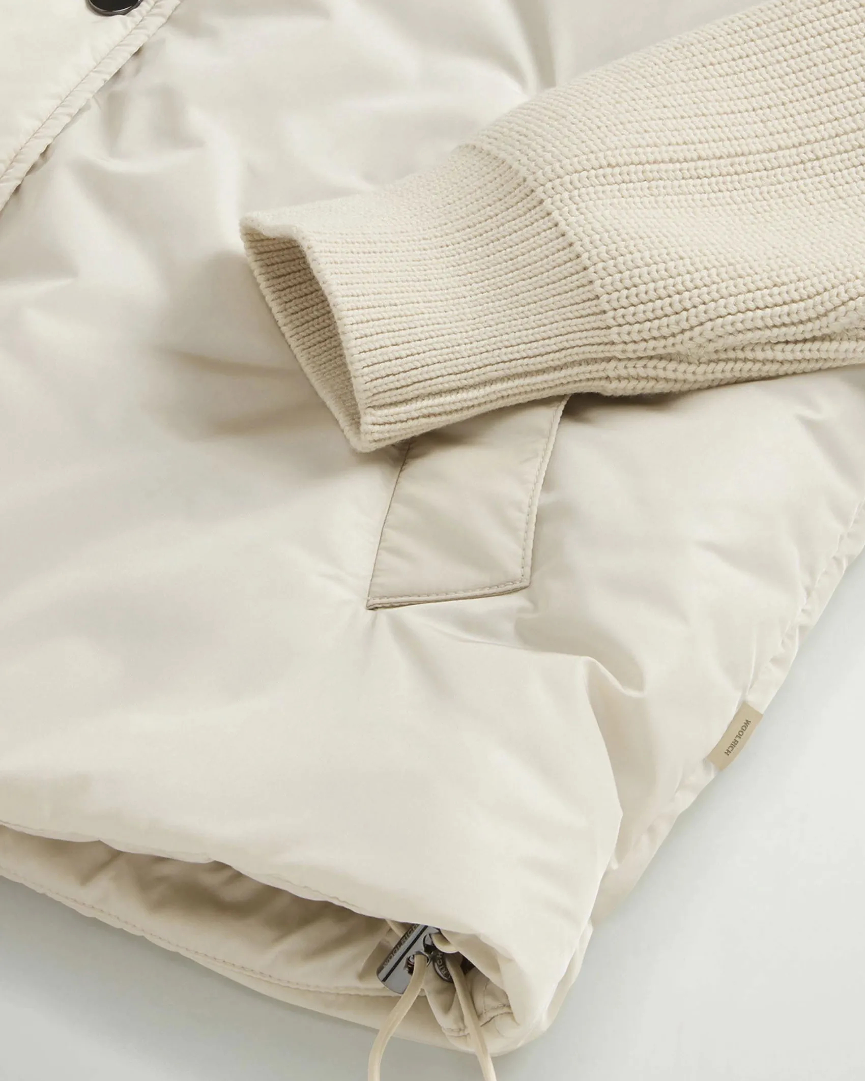 Giubbino color latte Woolrich cin nylon imbottito idrorepellente con maniche in maglia di misto viscosa a coste