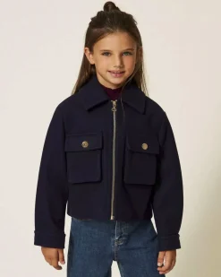 Giubbino cropped Twinset blu in panno con taschine e zip