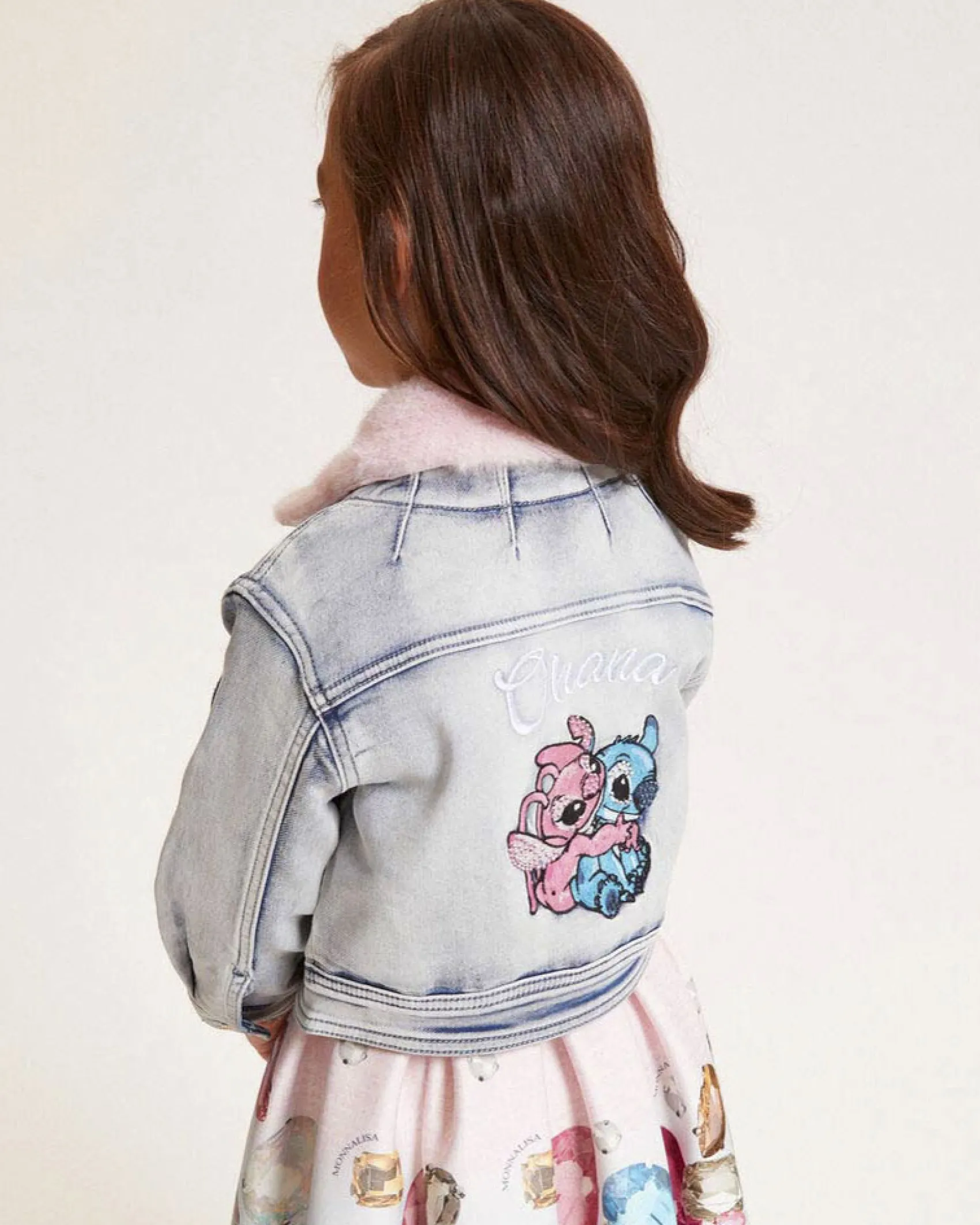Giubbino Monnalisa in denim di misto cotone con colletto in ecopelliccia rosa e ricamo Stitch Ohana