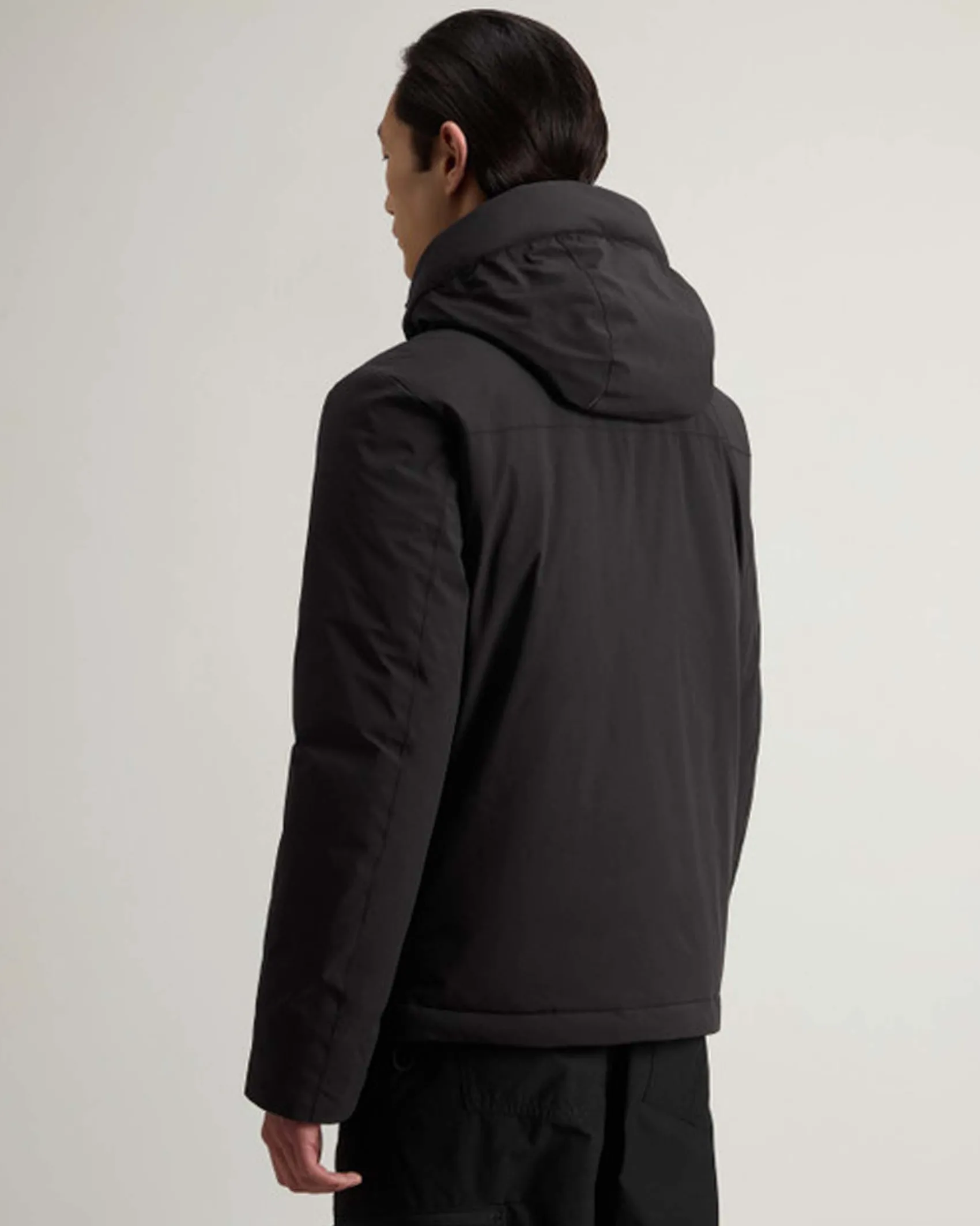 Giubbino nero Woolrich in tessuto stretch imbottito in piuma con cappuccio staccabile