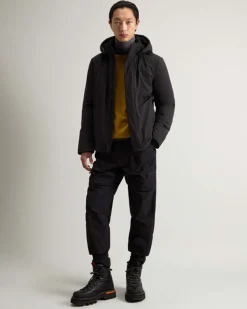 Giubbino nero Woolrich in tessuto stretch imbottito in piuma con cappuccio staccabile