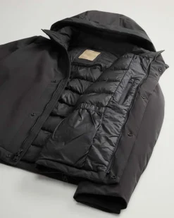 Giubbino nero Woolrich in tessuto stretch imbottito in piuma con cappuccio staccabile