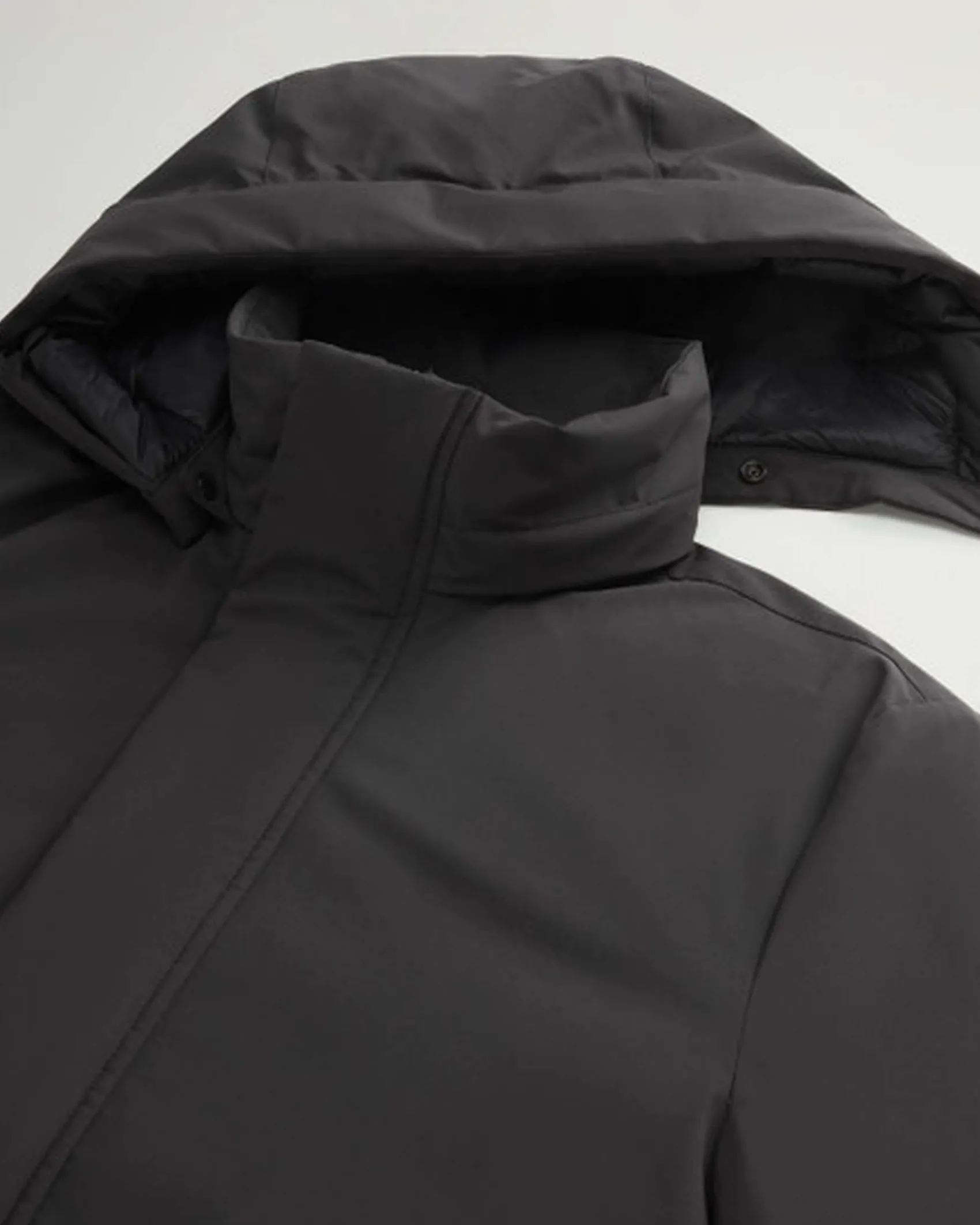 Giubbino nero Woolrich in tessuto stretch imbottito in piuma con cappuccio staccabile