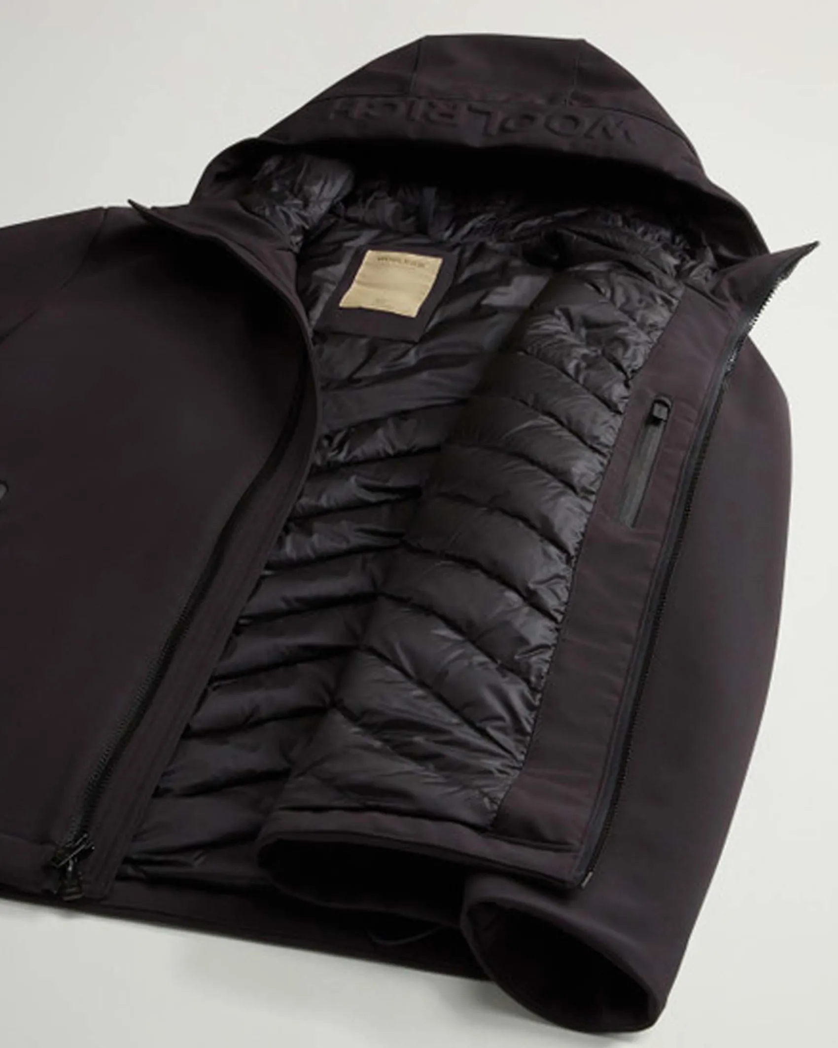 Giubbino Pacific Woolrich nero in tessuto Tech Softshell