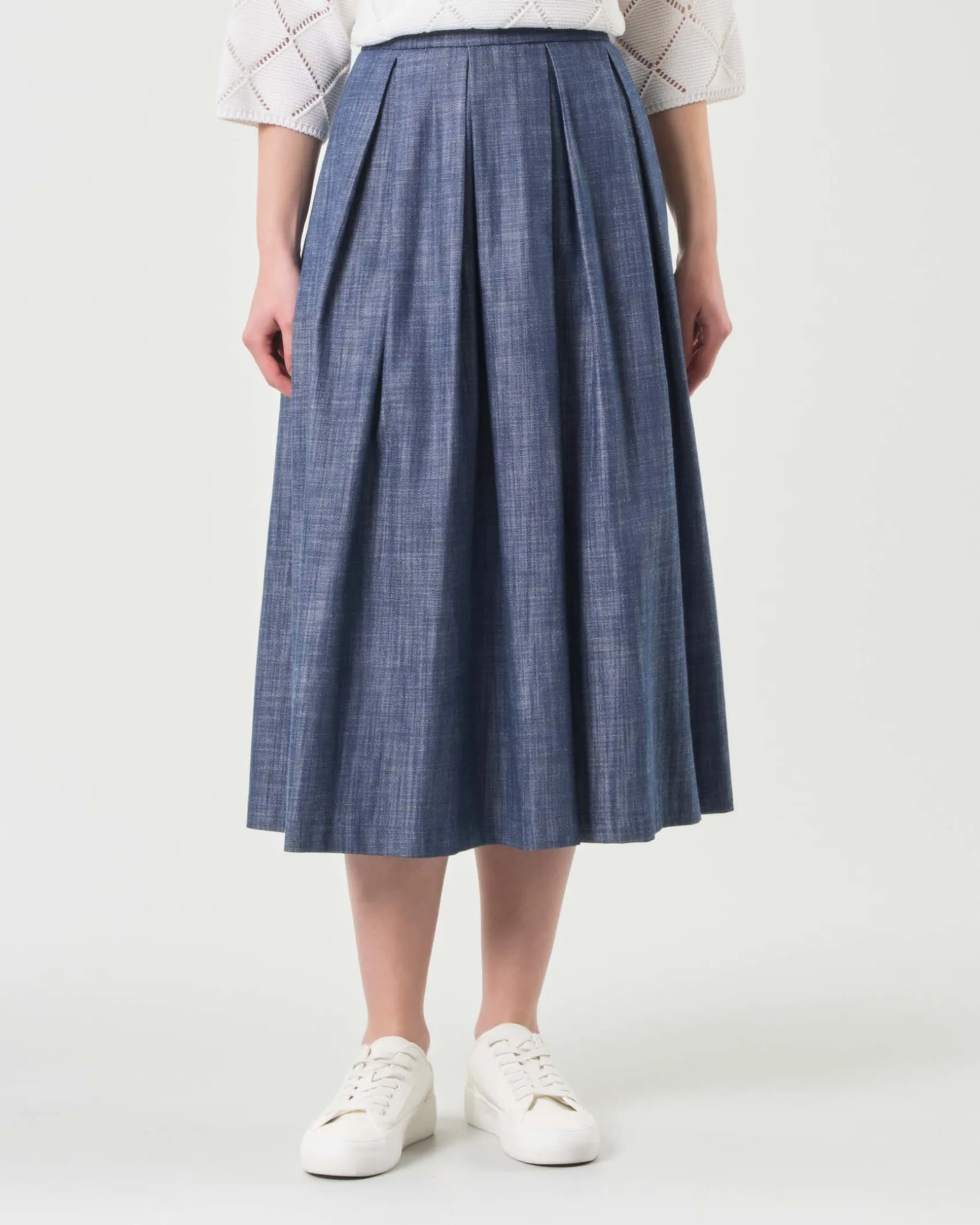 Gonna midi in denim blu fiammato in cotone dalla linea ampia con faldoni