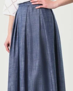 Gonna midi in denim blu fiammato in cotone dalla linea ampia con faldoni