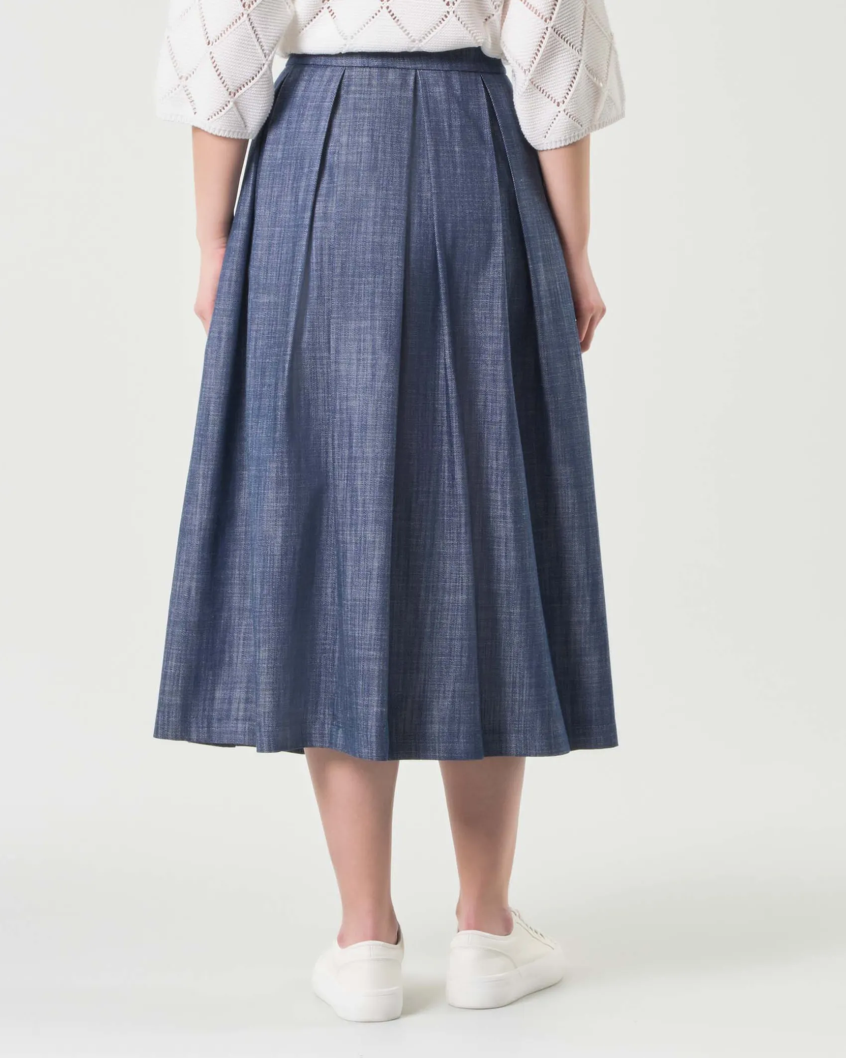 Gonna midi in denim blu fiammato in cotone dalla linea ampia con faldoni