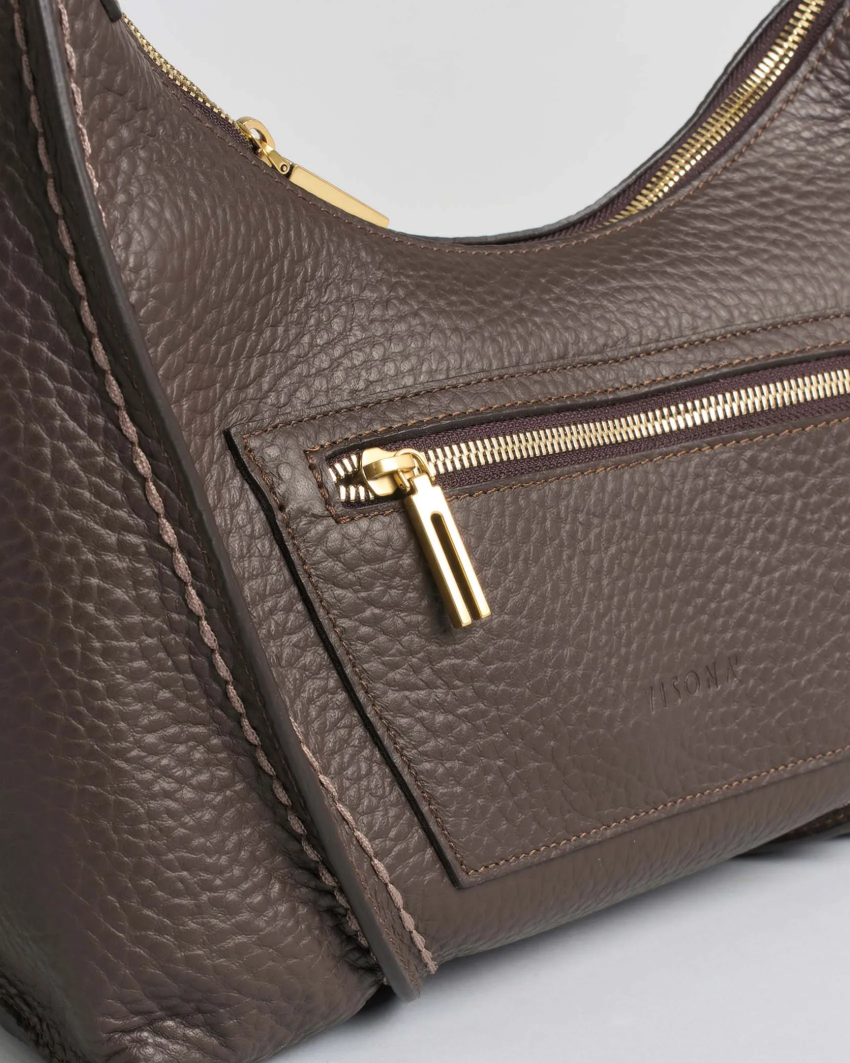 Hobo bag color testa moro Visonà misura piccola in pelle martellata con impunture e cuciture a rilievo