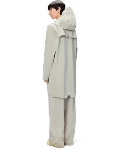 Impermeabile Long Jacket color gesso metallizzato con cappuccio dalla finitura metallica